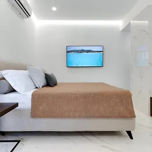 https://the-crown-black-and-white-rooms.in-sardinia.net
